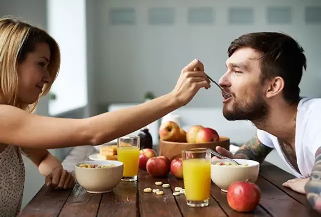 жената го храни мажот со ореви за да ја зголеми потенцијата